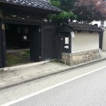 海月が雲になる日 - 外の道路から