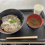 田子の浦港 漁協食堂 - ハーフ丼（税込800円）