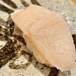 Sushi Uehara - 分厚い帆立貝柱を開いて握ります　最高です