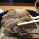 中華蕎麦 ひら井 - つけ汁の中にバラチャーシューが潜んでます