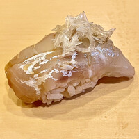 鮨駒 - 今日は赤甘鯛　鱗揚げを乗せて食感のコントラストを楽しみます
