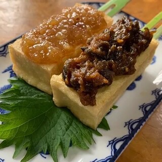 新鮮な山菜や名産を使った定食で、地元の味を堪能