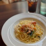 トラットリア アルモメント - スモークサーモンと青菜のクリームスパゲッティ