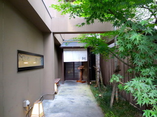 Ichigyuu - 和の雰囲気ある奥まった入口