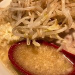 Menya Honjitsu Mo Seiten Desu - 
                        スープは味噌甘味と背脂が上手くマッチしてますわ
                        若干の濃さを感じながらニンニクを溶いていただきぃ
                        