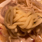Menya Honjitsu Mo Seiten Desu - 麺は滑らか弾力あり
                        ツルシコな平打ち中太麺
                        結構喰いでがありますわ