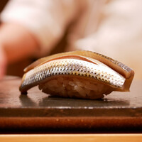 鮨処 やまと - ◇小鰭
                    舌に伝わる酸味、シャリが心地よく酸味を一つにして、身から濃厚な旨味が咀嚼から引き出されて全体を染める。 一体感が堪らない堂々たる初手。