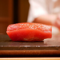 鮨処 やまと - ◇赤身 漬け
                      鉄の心地よい酸味がシャリと同化するように押し寄せ、その奥に秘めた甘みをも感じさせる。身の厚さと漬けの塩梅、シャリとのバランスが素直にベスト！