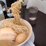 麺匠 やま虎 - 背脂入りの豚骨醤油のスープ
            平打ちの縮れた中太麺でスープが絡みます
            普通でもモヤシとキャベツが200g載ってます
            デフォルトの叉焼が1枚と味付けした半熟卵のトッピングを付けました