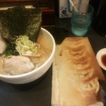 雷神麺屋 - 醤油とんこつ(650円)＋餃子(190円)