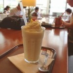 上島珈琲店 - 暑い中、カフェでひと休み。
上島珈琲は始めて。
普段はSB利用が多いけど、こちらの方が、落ち着いた感じで、ゆっくり出来る気がする。