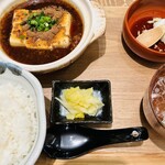 肉汁餃子のダンダダン - 麻婆豆腐定食825円。
