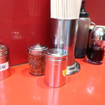 ラーメン二郎 - 卓上調味料