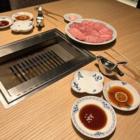 TANAKA YAKINIKU RESTAURANTE - タレは醤油は甘め、酢橘ポン酢、レモン、卓上に辛味噌と塩胡椒あり