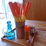 沖縄箸にコーレーグースのコントラスト