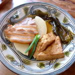 煮付け（￥450）これがまた絶品！ 大根・厚揚げ・豚三枚肉・昆布・いんげんを、やさしい昆布出汁で煮付け