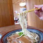 なんといってもこの自家製麺！ バツンバツンと噛み千切る麺とはこのこと