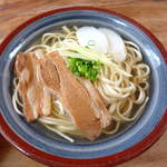 首里そば（中￥500）塩気ははっきりしているが、最後の一滴まで飲み干したくなる味わい