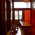 Shuri soba - 赤い窓が印象的な小上がり席