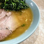 横濱ラーメン あさが家 - 鶏油がたっぷり浮いたスープ。