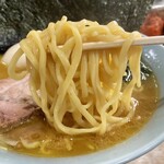 横濱ラーメン あさが家 - 麺はもちろん酒井製麺の杉麵です。