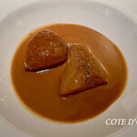 コート ドール - 洋梨のコンポート。キャラメルソースも良くマッチしていて、何皿でも食べたくなるような一品です。