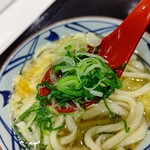 丸亀製麺 - 【2023.3.13(月)】かけうどん(並盛)390円の刻みネギ