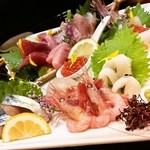 酒肴商店 アジト - お刺身盛り合わせ（たぶん10種くらい）