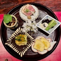賛否両論 - (上から右回りに)鴨ロース・きくらげとアスパラガスの白和え・柚子風味卵焼き・からすみと九条ネギの揚げ真薯・いいだこの柔らか煮