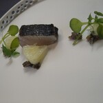 プレゼンテ スギ - 生食感の寒鰆と塩っぱめのペーストと文旦が絶妙なバランス　ガストロノミーの調理器具を使用しているそうです