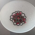 プレゼンテ スギ - 〜再生〜　イノシシの血のペーストとビーツのジュレとココアパウダーの蓋