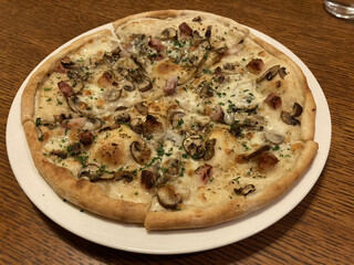 Via Transito - 小さいオーブンで作ったピザはビスケットのようにカリカリ。