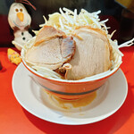 ダントツラーメン - ラーメン(中盛り) 800円
            ニンニクなしの野菜増しで