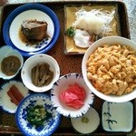 小林民宿 - うに丼3150円。多量のうにとたくさんの旬の幸