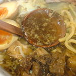 Narutoya - スープは背脂に濃い醤油、煮干ダシ。