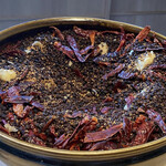 成生 - 唐辛子香味の中に揚げたての虎ふぐ眠らせて香りつけ