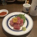 屋台笑猿場 - まぐろぶつ(550円)と温燗二合