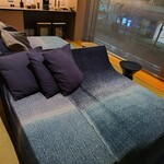 Sake-Bar TABLE TSUKI - 休憩所ソファ