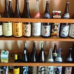 Akariya - 焼酎は全て400円です。日本酒は全て基本1合500円です。季節などの限定の日本酒ばかり揃えているのでいつでも新しいのに出会えると思います。