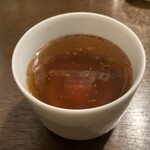 屋台笑猿場 - 名物出汁割! (550円)