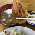 Shiihashi Shokudou - 牡蠣フライ定食２０００円。大きさ比較のため、味噌椀との共演です（笑）。大ぶりの牡蠣は、ジューシーで、まさに海のミルクです（╹◡╹）（╹◡╹）