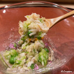 御料理 寺沢 - 栗蟹の剥き身とウルイに碓井豌豆の柑橘ジュレがけ