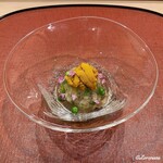 御料理 寺沢 - 栗蟹の剥き身と生海胆､ウルイに碓井豌豆の柑橘ジュレがけ