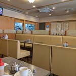 ごはんもおいしい喫茶店 ロン - 広い店内