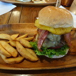 パントリー コヨーテ - ダブルダブルチーズバーガー、ダブルベーコントッピング、パイナップルのせ