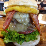 パントリー コヨーテ - ダブルダブルチーズバーガー、ダブルベーコントッピング、パイナップルのせ