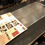 神戸六甲道・ぎゅんた - 席はこんな感じ　　鉄板は熱くしてくれます