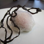 プレゼンテ スギ - Sugiの苺大福（山武産苺、発酵小豆、フォアグラ、自家製求肥、ブラックココアチュロス）