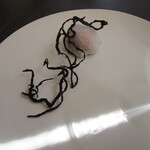 プレゼンテ スギ - Sugiの苺大福（山武産苺、発酵小豆、フォアグラ、自家製求肥、ブラックココアチュロス）