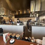博多ラーメン鶴亀堂 - 明るいオープンキッチン　店員皆さん感じいいです